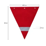 Medidas del banderín rojo triangular: 40,5 cm de lado superior, 40 cm de altura y franja reflectante de 5 cm