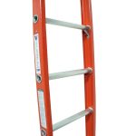 Detalle de los peldaños en D antiderrapantes de la escalera recta Cuprum