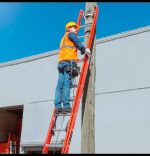 Técnico de telecomunicaciones trabajando en un poste con escalera telescópica dieléctrica Cuprum