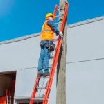 Técnico trabajando en altura con escalera telescópica dieléctrica de fibra de vidrio