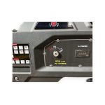 Detalle del panel: llave de arranque eléctrico, regulador AVR automático y medidor digital V.F.T