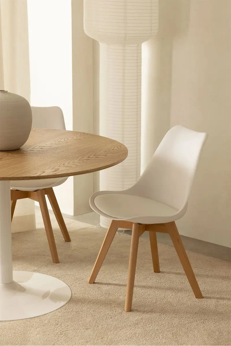 Silla acolchada blanca para comedor y escritorio, con patas de madera maciza — en un comedor